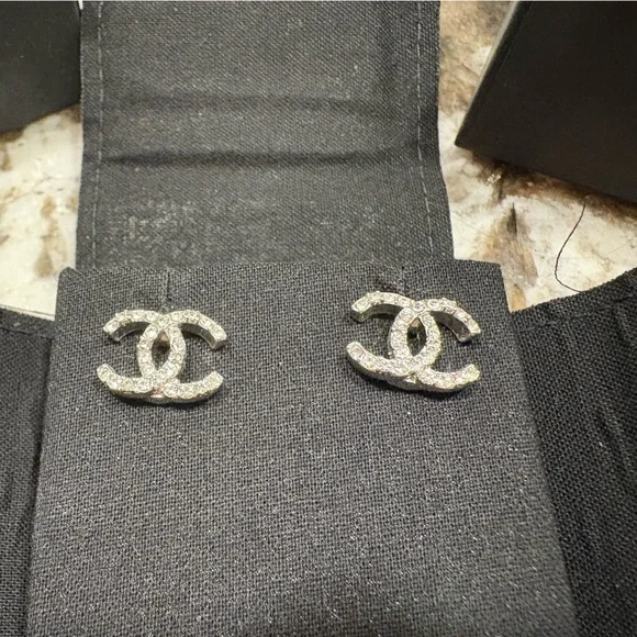 CHANEL Silver Earrings Elegant Jewelry - Picture 5 of 6